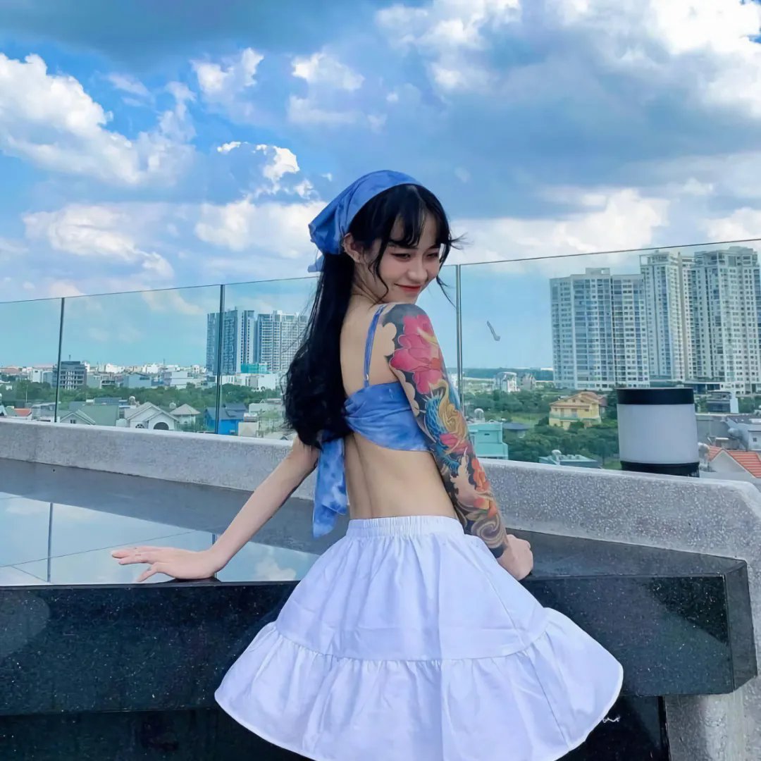 茜色少女